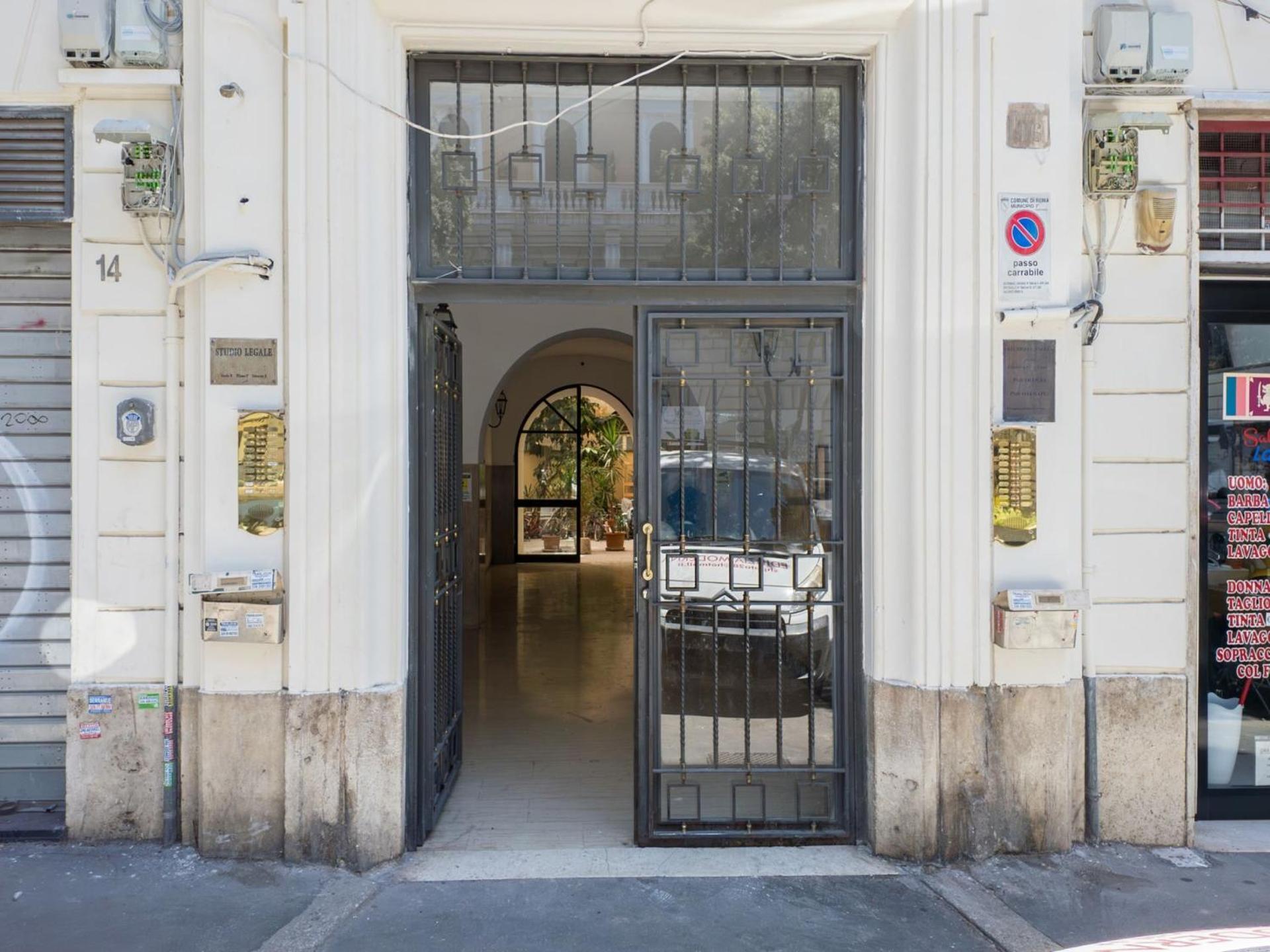 The Rent - Modern Two-bedroom In Esquilino Area Roma